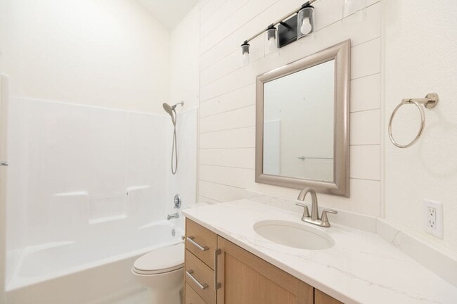 Building Photo - Quintessential Bend Living - 3 Bed | 2 Bat...