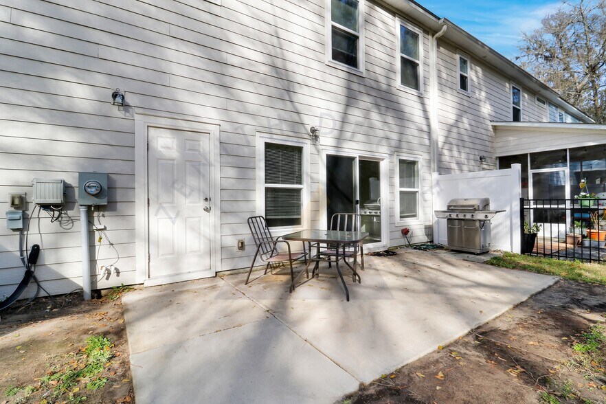 Building Photo - 206 Plumgrass Way