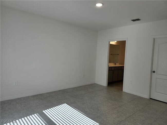 Building Photo - 413 SE 13th Pl