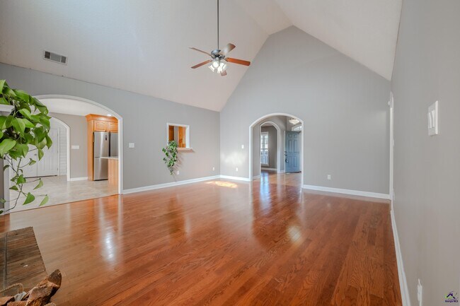 Building Photo - 611 Bay Laurel Cir