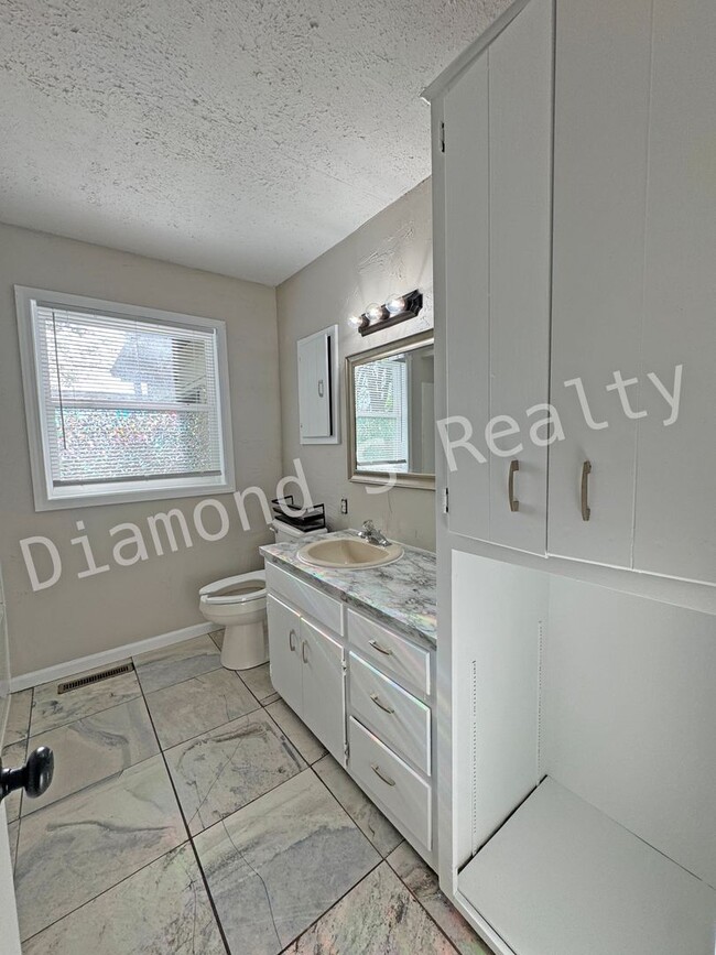 Building Photo - Cute 3 bedroom Home Available Now!