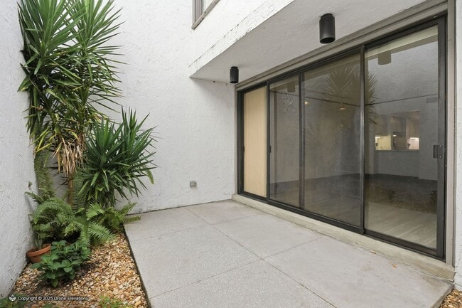 Building Photo - DOWNTOWN ~ Luxury Gene Leedy Townhouse ~ with Community Pool