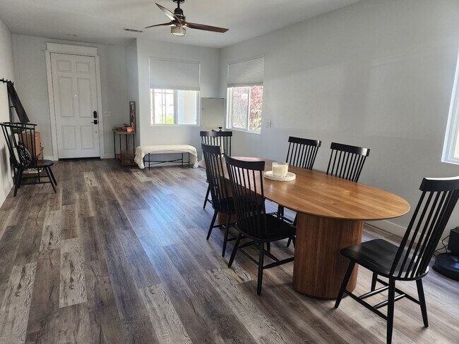 Building Photo - Gorgeous Home with 5 Bedrooms, 3 Baths, So...