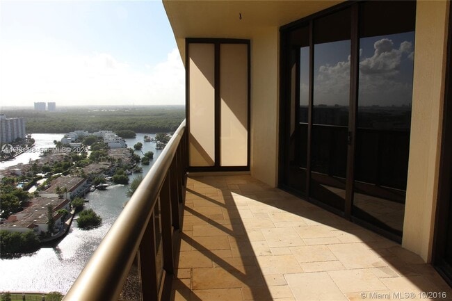 Building Photo - 16275 Collins Ave