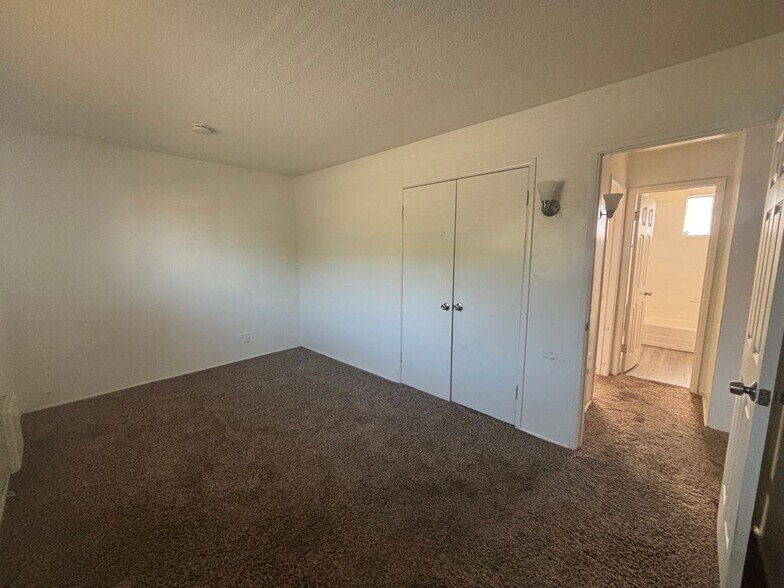 Building Photo - 701 E Oakland