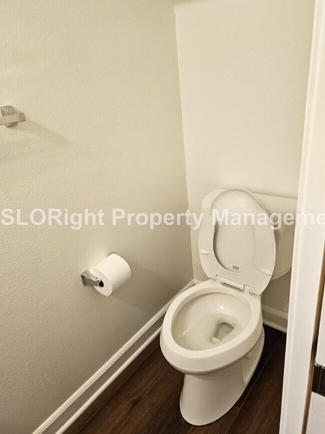 Building Photo - AVAILABLE AUGUST - Spacious 3 Bed / 2.5 Bath Templeton Condo