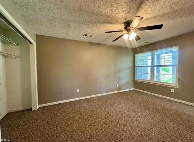 Building Photo - 4044 Laurel Green Cir