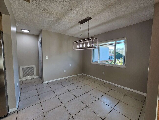 Building Photo - 819 Glencove Ave NW