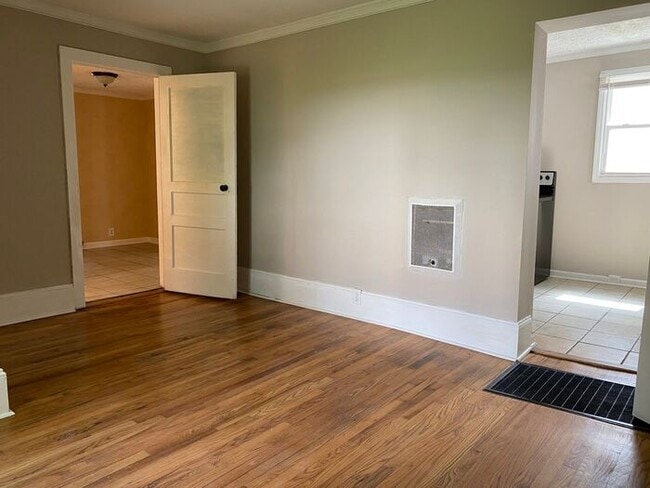 Building Photo - Germantown / Salemtown House for Rent!  2 Beds w/ extra rooms  + 2 full baths!