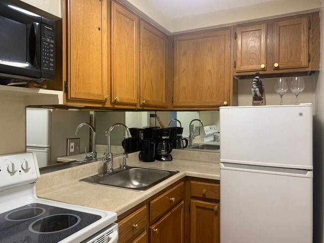 Building Photo - DC Studio in "Old City"  - Furnished!! Murphy bed & small sofa.