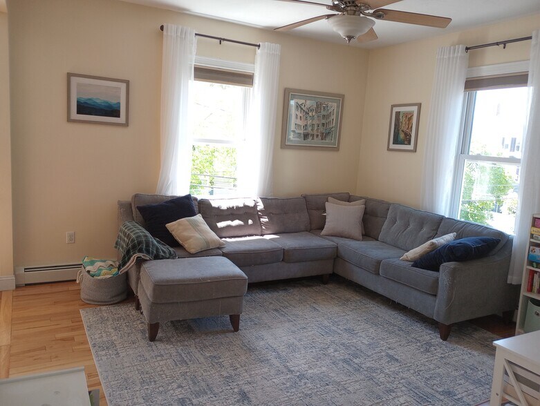 Sunny living room - 28 Robbins St