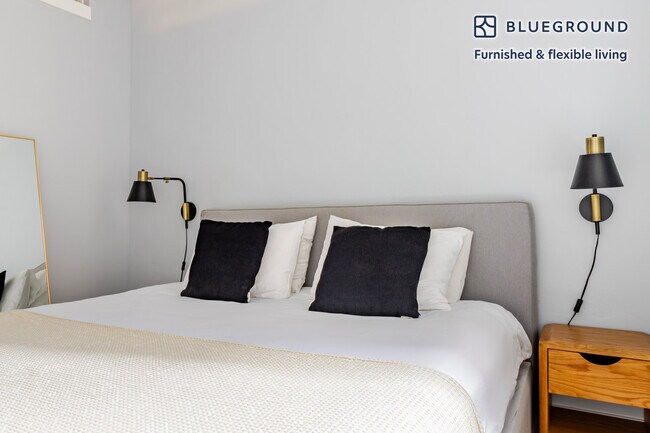 Building Photo - 161 W 54th St