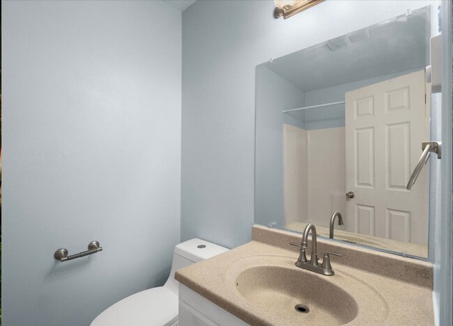 Building Photo - Spacious 2-Bedroom Duplex Near Tacoma Mall...