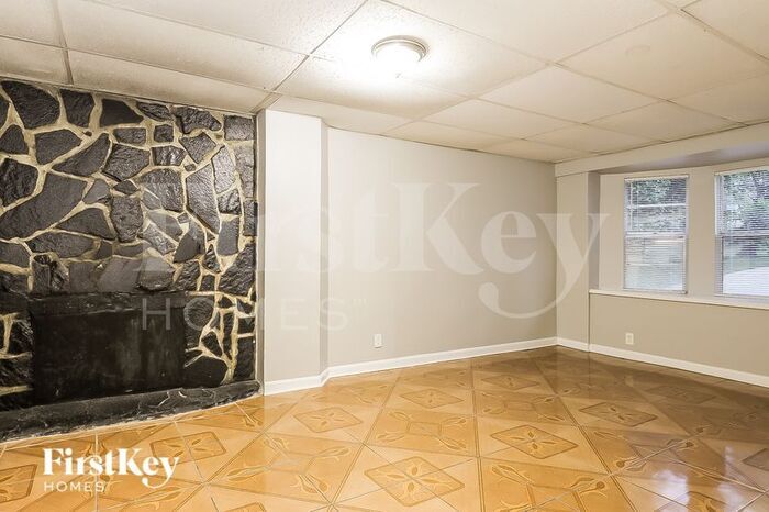 Building Photo - 641 Cherry Ln