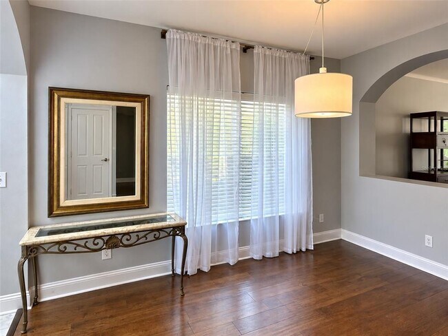 Building Photo - 30039 Mossbank Dr