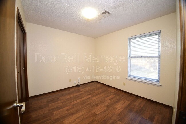 Building Photo - 746 W Commercial St