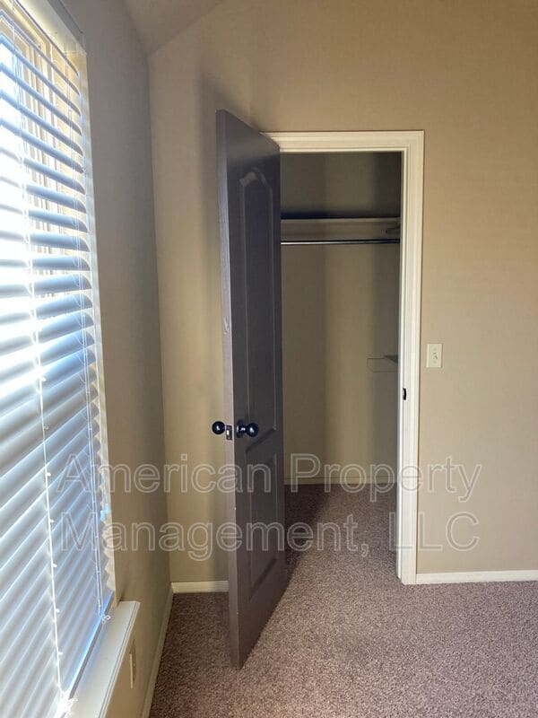 Building Photo - 15609 S Broadway St