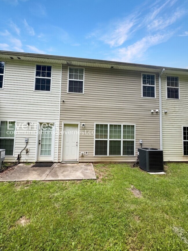 Building Photo - 3 Bed, 2 Bath Home with Garage / Pet-Friendly / Available Now!