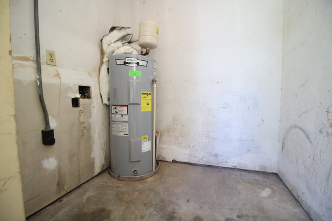 Building Photo - Affordable 2BR Duplex Near UWF — All Tile,...