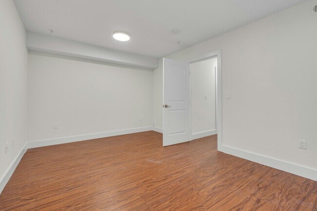 Building Photo - 308 18th St