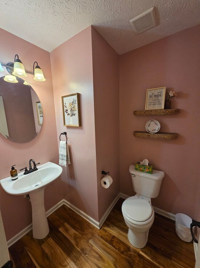 Building Photo - Spacious Single Family Home in Edgewood