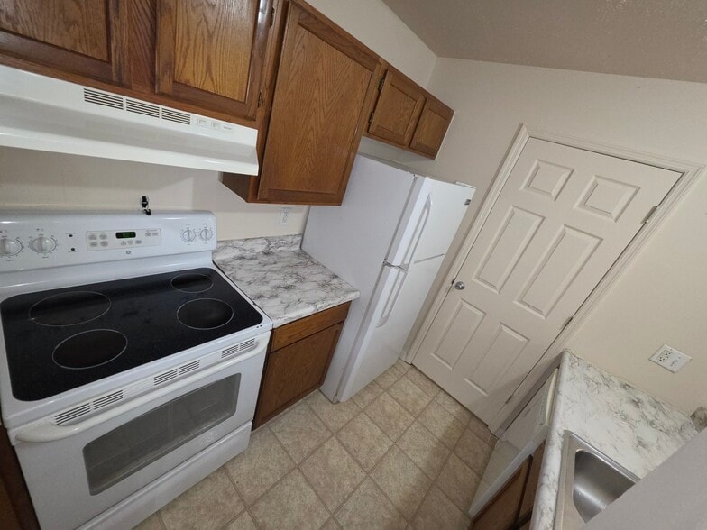 Building Photo - 633 Palisades Dr