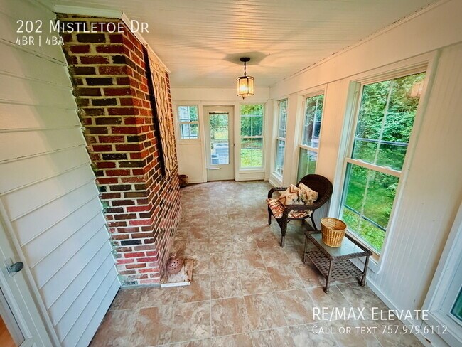 Building Photo - 202 Mistletoe Dr