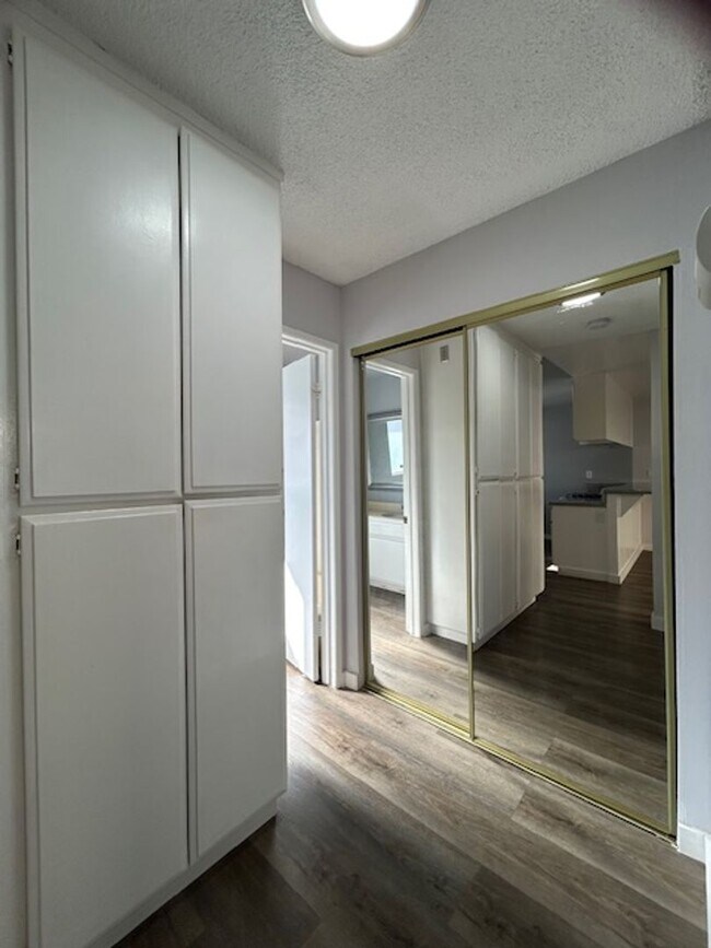 Building Photo - Spacious + Bright Upstairs 1 Bed + 1 Bath