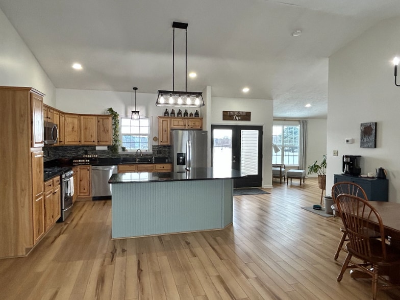 Building Photo - 40020 Selos Rd