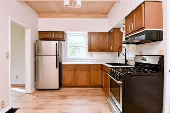 Building Photo - 1431 E Rouse Ave