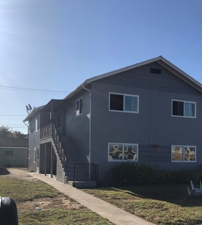 Building Photo - "Charming 2-Bedroom Unit in Oxnard's Heart...