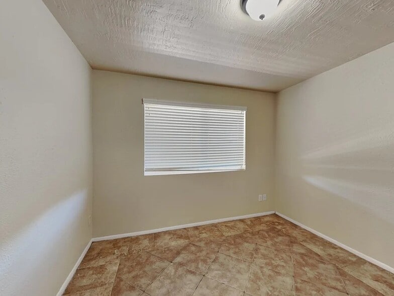 Building Photo - 3734 W Columbine Dr