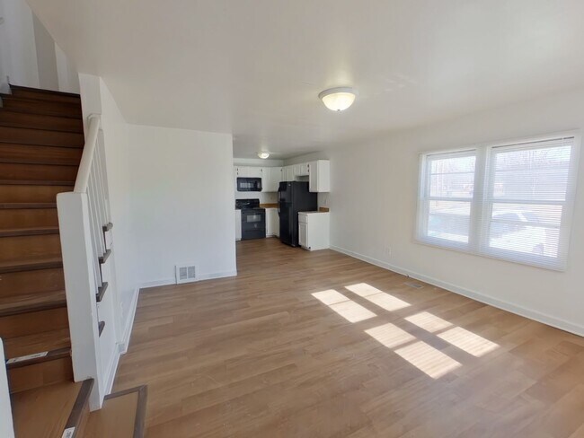 Building Photo - Updated 2BR Townhouse