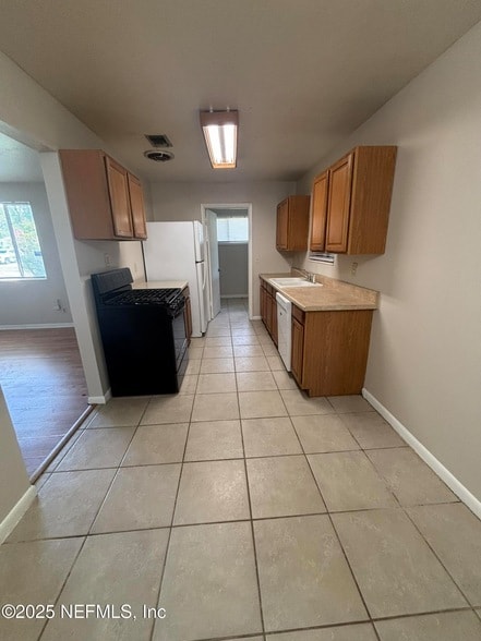 Building Photo - 2148 Bunting Dr