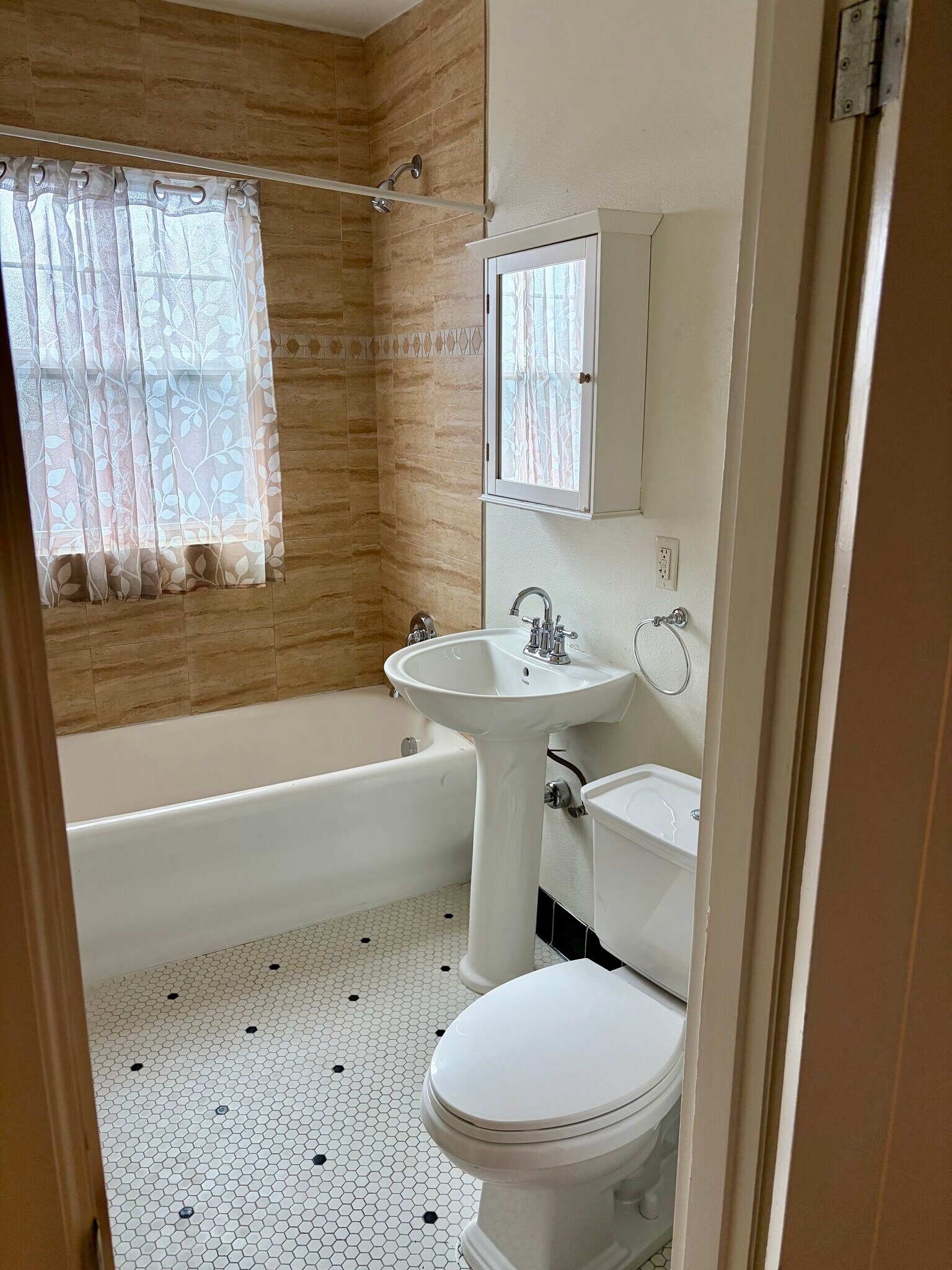 beautiful tile, reliable ceiling fan, new toilet, and cast iron tub - 1509 NE 10th Ave