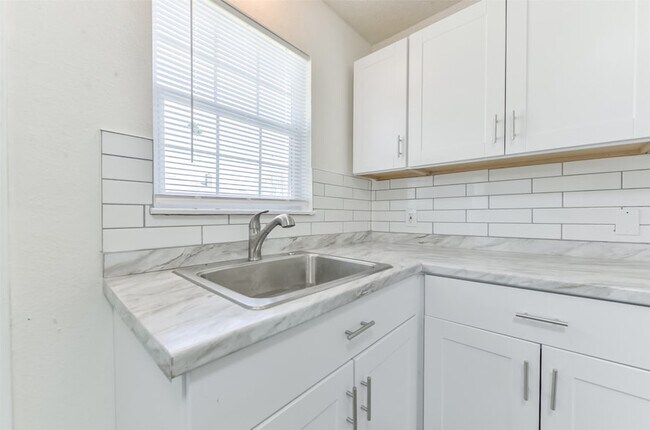 Building Photo - 8229 Carolwood Dr