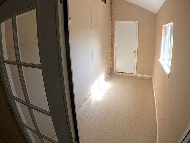 Building Photo - North Hills 3 Bed Refrig A/C!