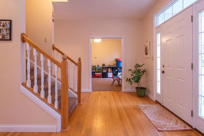 Building Photo - Bright, Spacious Home with Tons of Charm and Comfort