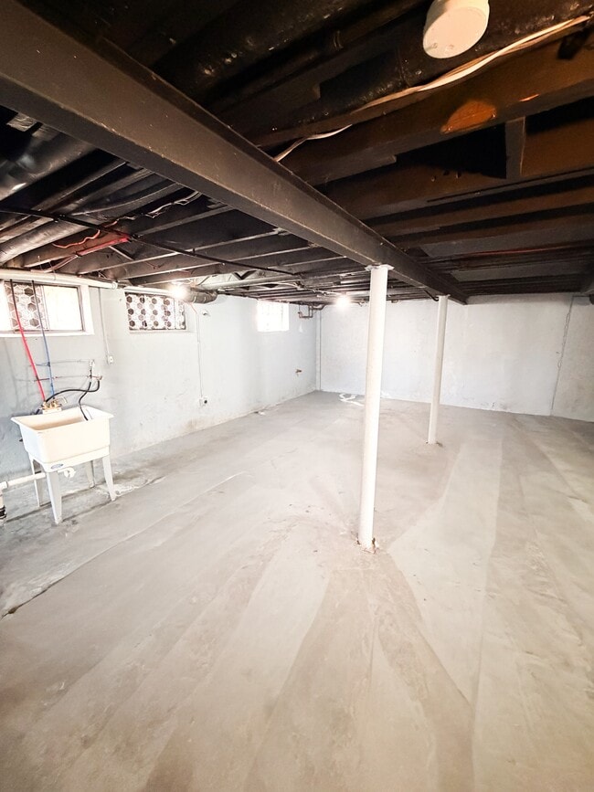 Building Photo - 9241 Boleyn St