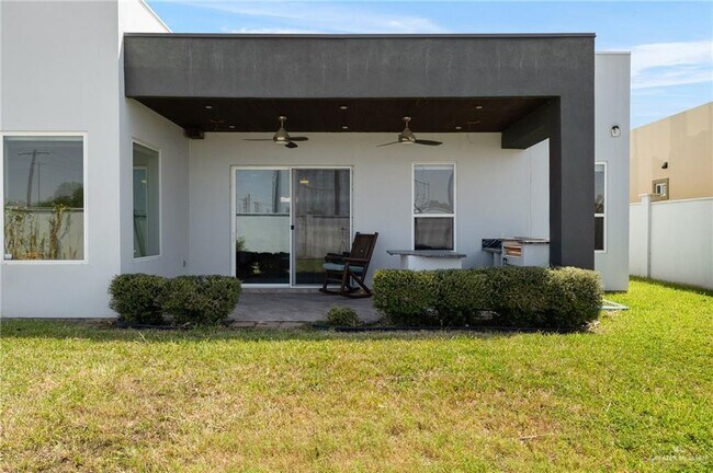 Building Photo - 305 N Mockingbird Ave