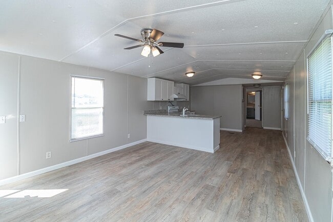 Building Photo - ADORABLE 2 BR | 2 BA in Pikeville * Weekly...