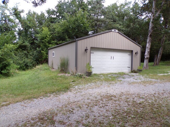 Building Photo - Unique 2 Bed 2.5 Bath Country Home!