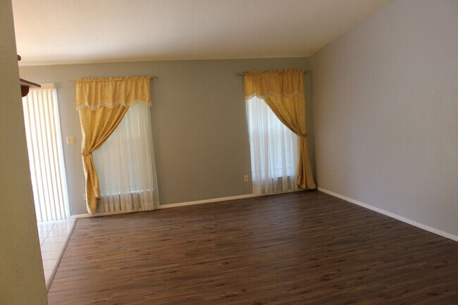 Building Photo - Central Mesa - No HOA with 3 bedrooms