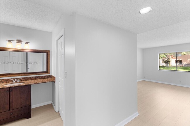 Building Photo - 301 Lakeview Dr