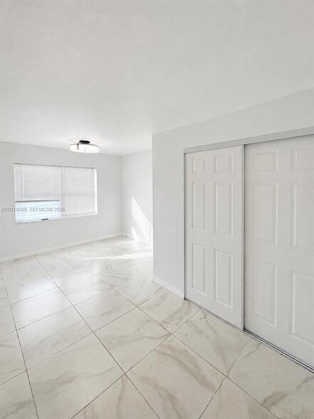 Building Photo - 10559 La Placida Dr