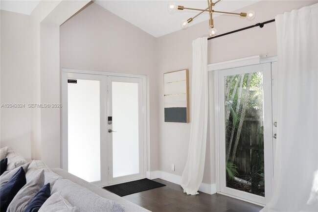 Building Photo - 513 SW 18th Ct