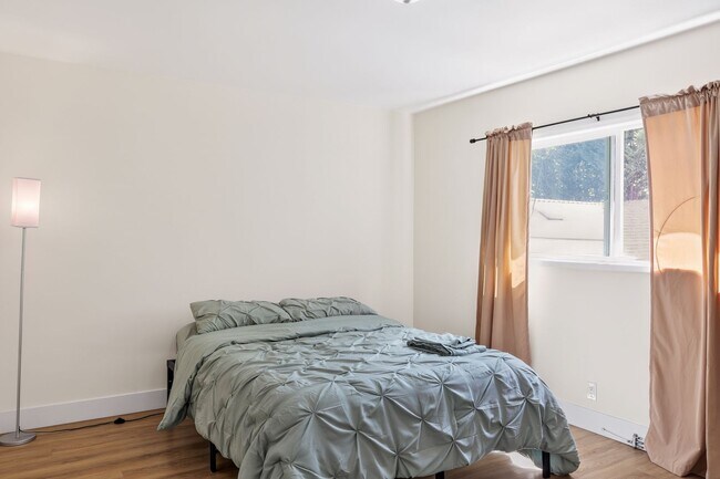 Building Photo - Charming 1 Bedroom Condo Just Blocks from the Beach!