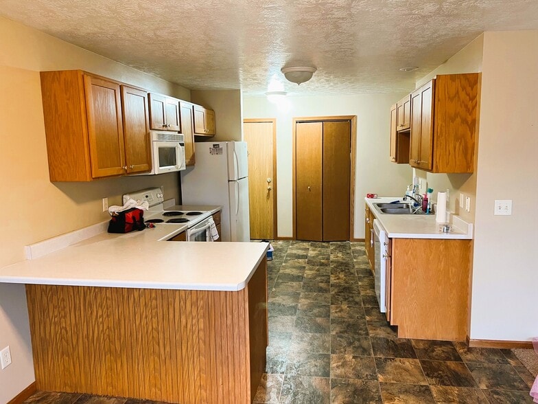 Kitchen - 1400 E Rushmore Dr
