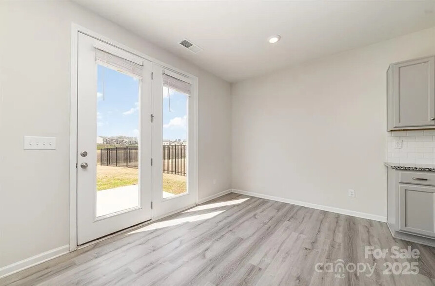 Building Photo - Room in House on Eastcott Ave