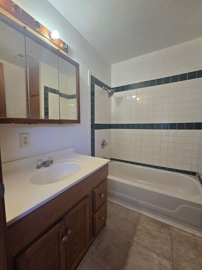 Building Photo - 3 Bed 2 Bath at Shawnee